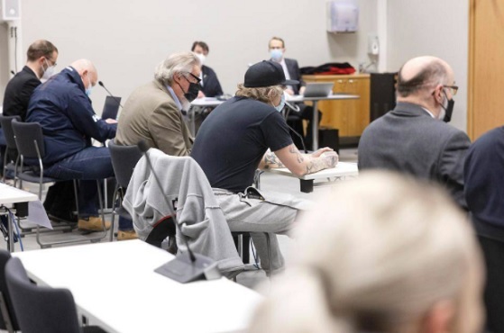 37-vuotias hämeenlinnalainen CMC-johtajan kakkosmies (lippis päässä) kiisti järjestelleensä huumekauppoja Turussa ja Hämeenlinnassa. ESS