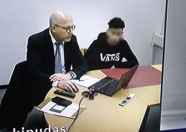 Tätä ja kolmea muuta miestä epäillään törkeästä lapsenraiskauksesta. Uhreina on kaksi alaikäistä tyttöä. [Markku Ruottinen]