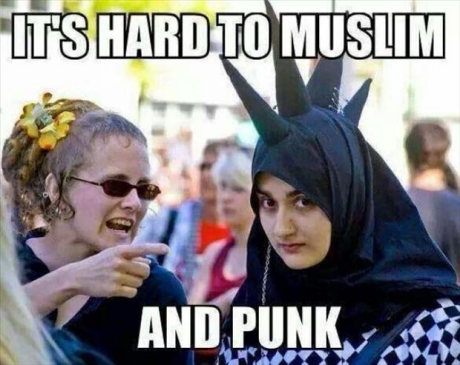 Musliminaisilla etenkin on aikamoinen identiteettikriisi tasapainoilla tiukan musulmanian ja länsimädätyksen välissä.jpg
