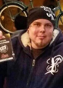 Ramos Hämäläinen iloitsee vuonna 2016 voittamastaan TPS:n VIP-passista.