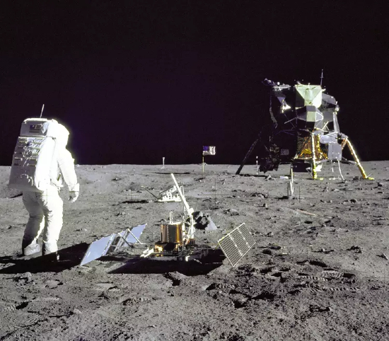 Astronautti Buzz Aldrin kuvattuna Kuun pinnalla Apollo 11 -kuulennon aikana. Taustalla kuumoduuli Eagle, ”Kotka”.jpg