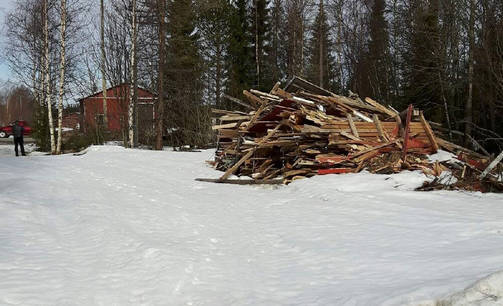 Tuossahan tuo talo nököttää, valmiina hippirakentajalle, kierrätys on nykyaikaa!