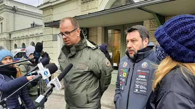 Italialaispoliitikko Matteo Salvini (oik.) vaikutti jokseenkin kiusaantuneelta, kun puolalaisen Przemyslin kaupungin pormestari Wojciech Bakun nosti esille hänen ”ystävänsä” Vladimir Putinin tiistaina. KUVA: AFP / LEHTIKUVA