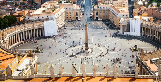 Pietarin aukio sijaitsee Pietarinkirkon edessä Vatikaanissa.jpg