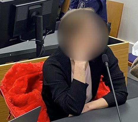 Taposta syytetty nainen ei peitellyt kasvojaan oikeussalissa.