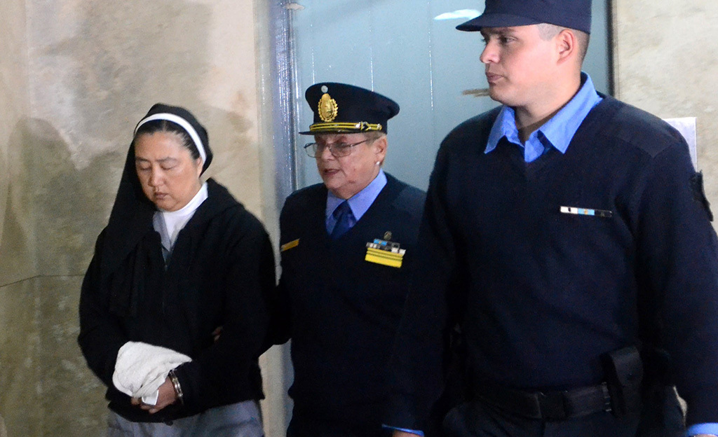 Poliisit saattavat nunna Kosaka Kumikon oikeuden istunnosta..jpg