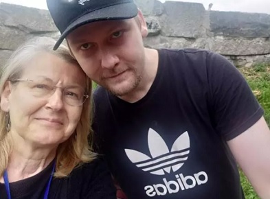 Leena Mansikka kuvattuna poikansa Akselin kanssa touko-kesäkuun vaihteessa 2021. Kuvan ottohetkestä on enää muutama viikko Akselin kuolemaan. KUVA: LEENA MANSIKAN KOTIALBUMI