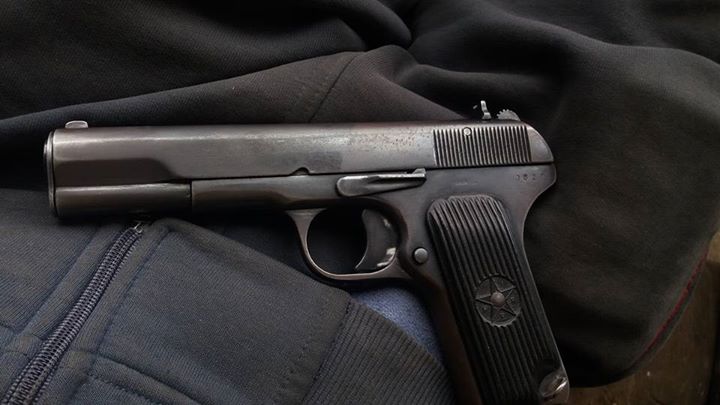 Jukka Niemisen sylissä makaava TT-33