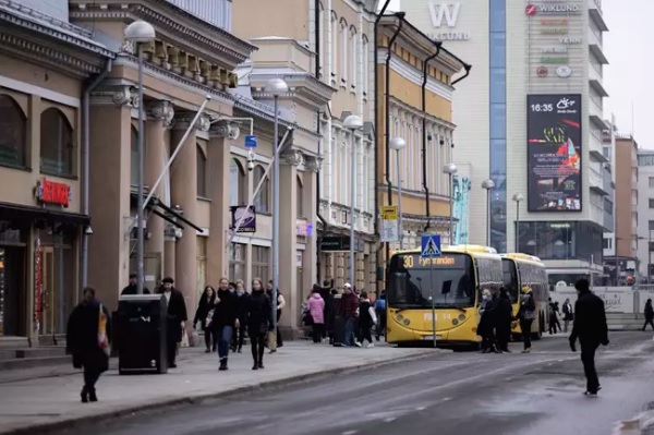 Vastauksista kävi ilmi, että jotkut välttävät kulkemasta kauppakeskuksen ulkopuolella Eerikinkadun puolella. KUVA: VILLE-VEIKKO KAAKINEN / HS