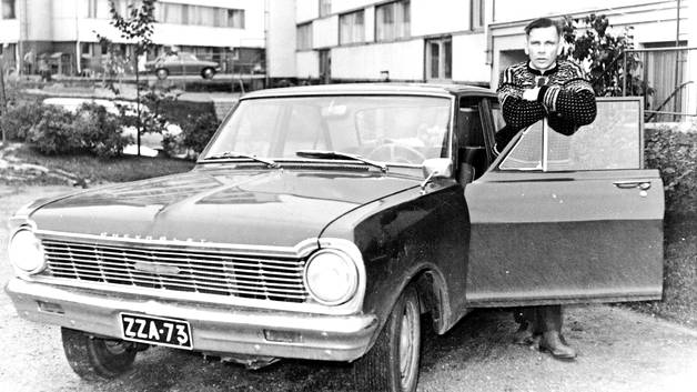 Ensio Koivunen poseeraa Chevroletinsa vieressä. Myöhemmin hän vaihtoi Dodge Dartiin, josta tuli liftarisurmien rikospaikka. (KUVA: Voitto Kivi)