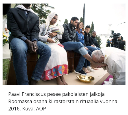 Franciscus kohautti heti kautensa alussa valitsemalla menopelikseen vaatimattoman pikkuauton sekä pestessään mm. vangin ja prostituoidun jalat osana kiirastorstain juhlallisuuksia.jpg
