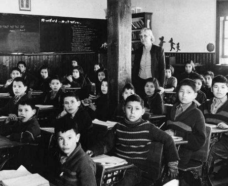 Alkuperäisväestön lapsia koulukodin oppitunnilla Kanadassa.jpg