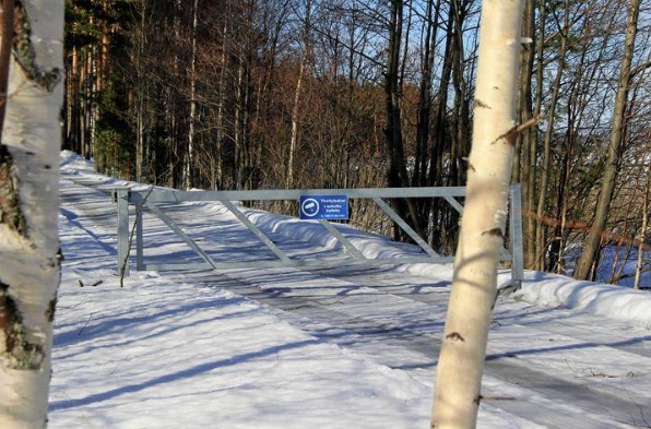 Igor Kesaevin huvilalle Kotasaareen johtavan tien katkaisee lukittu puomi. Kuva Ella Nurmi.