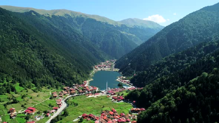 Maisema Uzungöl-järveltä Turkista.jpg
