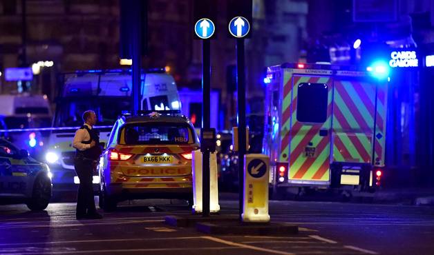 Silminnäkijät kertovat nähneensä, kuinka auto ajoi väkijoukkoon London Bridgellä myöhään lauantai-iltana. Poliisipartioita paikalla sillalla. (KUVA: HANNAH MCKAY/REUTERS)