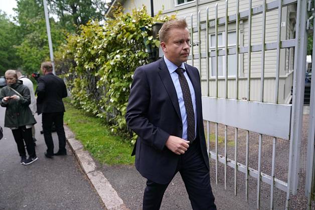 Kun tuomittu rikollinen aiheutti hallituksen eron, niin sen jälkeen toinen tuomittu rikollinen kutsui koolle kaikki eduskuntaryhmät. Kuva HS.