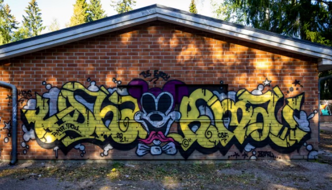 Graffitielokuvan tekijät joutuivat poliisitutkintaan omasta elokuvastaan. Kuvassa graffiteja pääkaupunkiseudulla viime syyskuulta. Kuva: Antti Kolppo / Yle