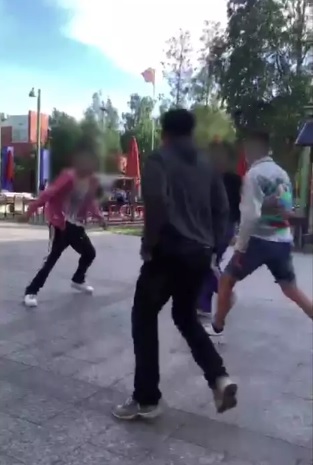 Kuvakaappaus videolta, jossa näkyy puukotukseen johtanut helsinkiläis- ja espoolaisjengien jäsenten välinen yhteenotto.