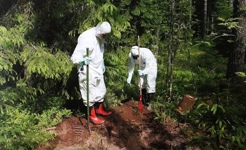Poliisin rikostekniset tutkijat ruumiin löytöpaikalla Nurmijärvellä. (POLIISI KERTOO 2012)