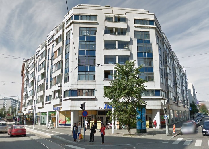 Kuvissa näkyvillä ihmisillä ei tiettävästi ole mitään tekemistä seniorikansalaisen murhan kanssa. Punaseinäinen taaempana on 11 b. Kuva v:lta 2011, googlemaps.