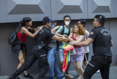 Pride-aktivisteja otetaan kiinni Istanbulissa.jpg
