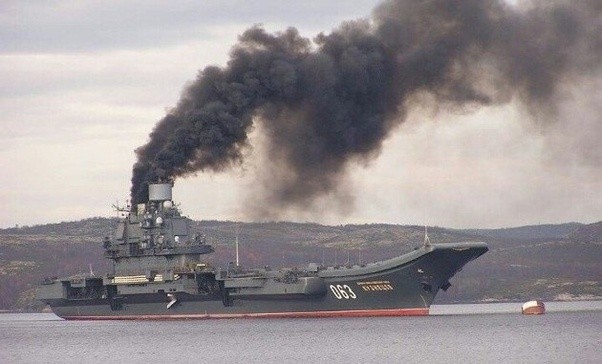 ryssälän laivaston ylpeys- lentotukialus Admiral Kuzetsov.jpeg