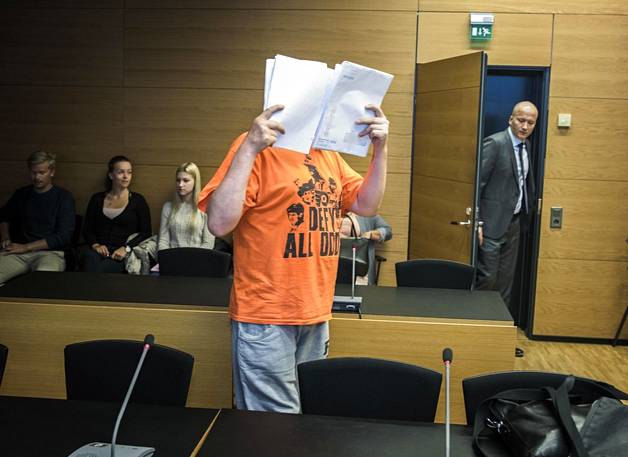 Munkkivuoressa toukokuussa tapahtuneesta puukotuksesta syytetty mies peitti kasvonsa papereilla saapuessaan keskiviikkona oikeuteen. (KUVA: MARKUS JOKELA / HS)