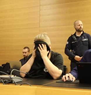 Syytetty peitteli kasvojaan oikeudessa. Kuva Antti Nikkanen.