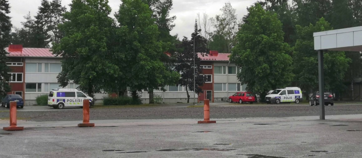 Poliisi suoritti tapon yrityksen tutkintaan liittyvän operaation Harjavallan keskustassa. Kuva Jussi Rakkolainen.