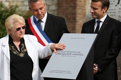 Pappi Hamelin sisko, pormestari ja pres Macron olivat 1v muistotilaisuudessa papille tehdyn muistokyltin vieressä.jpg