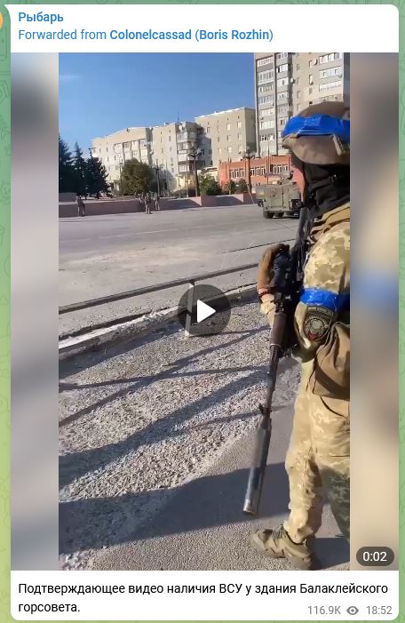 Rybar tunnustaa ukrainalaisten olevan Balakliyan kapunginvaltuuston rakennuksen edessä.JPG