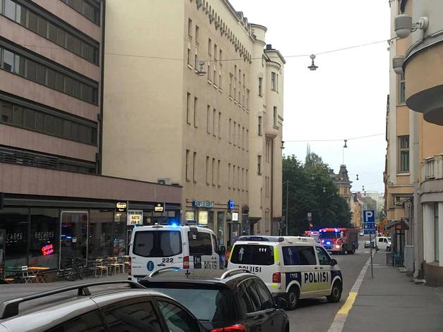 Poliisi sulki tapahtumapaikan laajalta alueelta. (KUVA: Miikka Hujanen)