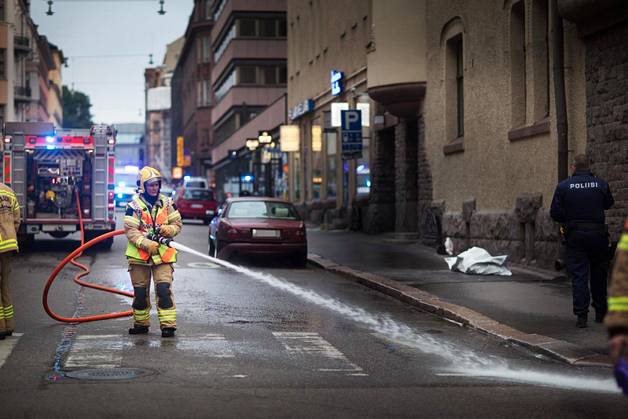 Helsingin Annankadulla ajettiin perjantaina ihmisten päälle. Poliisin mukaan ihmisten yli ajettiin kuvassa olevalla punaisella Jaguarilla. (KUVA: AKSELI VALMUNEN / HS)