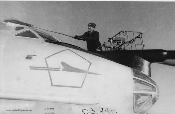 Tupolev_Tu-126,_air_base_Olenya,_USSR.jpg
