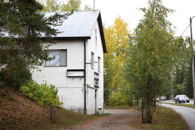 Kausalan kerhotila Iitissä valtatie 12:n varressa on yksityishenkilön omistamassa rakennuksessa.
