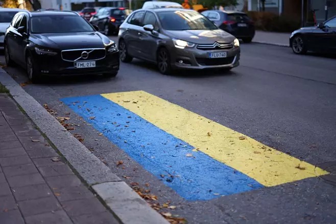 Ukrainan lippu maalattu Turussa venäläisdiplomaattien parkkipaikalle.jpg