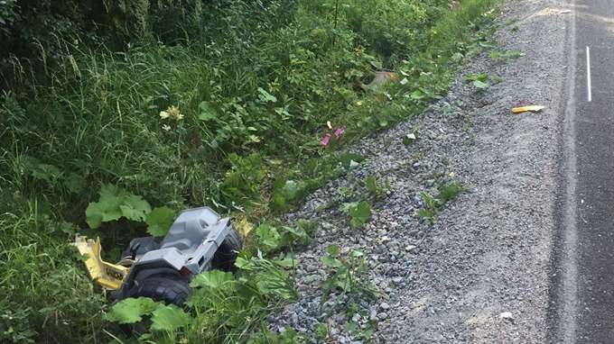 Sähkökäyttöinen traktori lojui onnettomuuden jälkeen ojan pohjalla.jpg