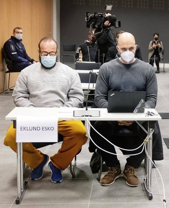 Cannonball MC:n johtajana ollut Esko Eklund ja hänen avustajansa Tuomas Turunen kuuntelivat syytteitä tammikuun alussa Lahden Messukeskuksessa. Kuva Mirja Hussain.
