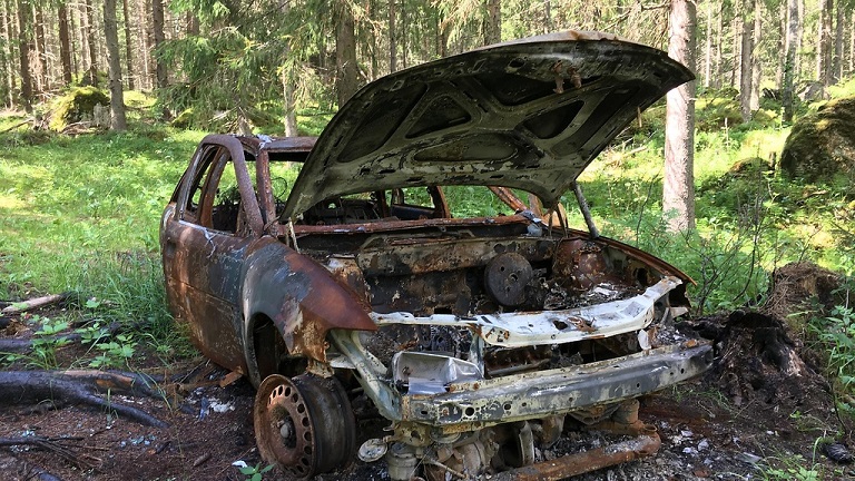 Palanut auto löytyi syvältä metsästä Loviisan Vanhastakylästä.