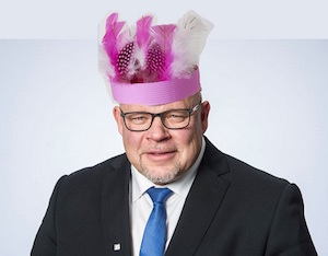 VKK_Ano_valmistautuu_juhliin.jpg