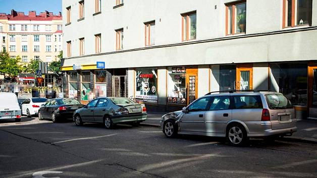 Henkilöauto ajoi hetken aikaa jalkakäytävää pitkin Pengerkadulla Kalliossa torstai-iltana. (KUVA: Terhi Ylimäinen). Huomaa takimmainen auto, ns. Jarva-mallin Vectra.