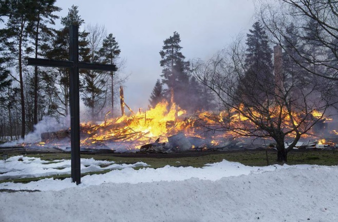 Puurakenteinen kirkko tuhoutui maan tasalle. ARI NAKARI / LEHTIKUVA