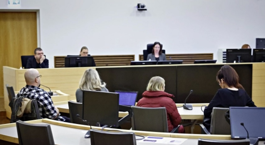 Mies ja nainen vastasivat syytteisiin vangittuina. Kuvassa myös syytettyjen avustajat. Kuva: Tomi Kosonen