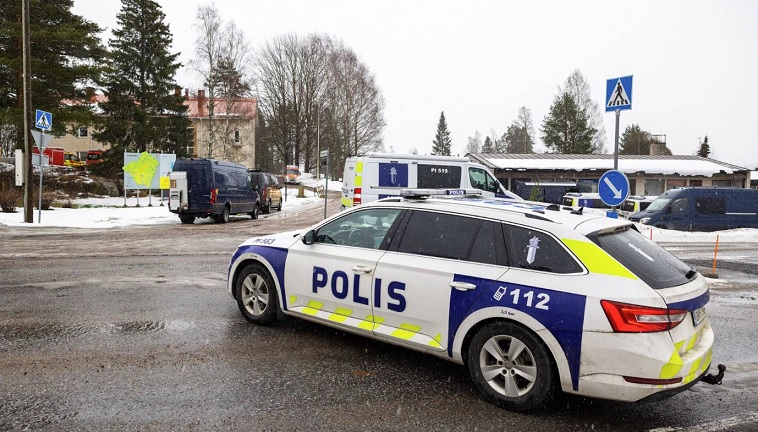 Varhain sunnuntaiaamuna alkanut piiritystilanne kesti pitkälle iltapäivään Juupajoella. Miestä epäillään tällä hetkellä törkeästä pahoinpitelystä, virkamiehen väkivaltaisesta vastustamisesta, ampuma-aserikoksesta, vapaudenriistosta, laittomasta uhkauksesta ja huumausainerikoksesta. <br />Varhain sunnuntaiaamuna alkanut piiritystilanne kesti pitkälle iltapäivään Juupajoella. Miestä epäillään tällä hetkellä törkeästä pahoinpitelystä, virkamiehen väkivaltaisesta vastustamisesta, ampuma-aserikoksesta, vapaudenriistosta, laittomasta uhkauksesta ja huumausainerikoksesta. KUVA: TIMO MARTTILA