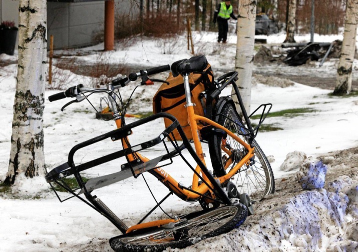 Kuva: https://www.kouvolansanomat.fi/paikalliset/5648061. Taustalla yliajajan Range Rover.