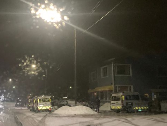 Kihniön keskustassa oli perjantaina paikalla useita poliisin yksiköitä. Lukijan kuva.