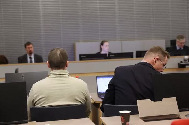 Ampumisesta syytetty 33-vuotias mies (vasemmalla) kiistää syyllistyneensä murhan yritykseen. PASI LIESIMAA