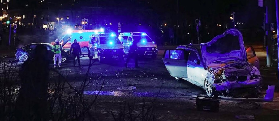 Kuljettaja kolaroi autonsa Turun keskustassa Auransillan kupeessa pakomatkansa päätteeksi. KUVA: TOUKO PARPOLA