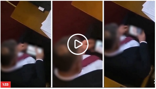 Kansanedustaja_katsoo_pornoa.jpg