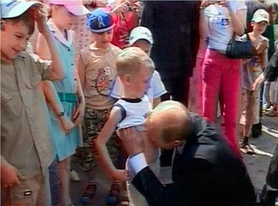 Pedo-Putin ahdistelee lapsia.JPG